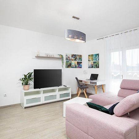 Stylish City Stay With Balcony & Free Parking 普拉 外观 照片