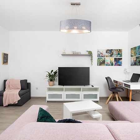 Stylish City Stay With Balcony & Free Parking 普拉 外观 照片