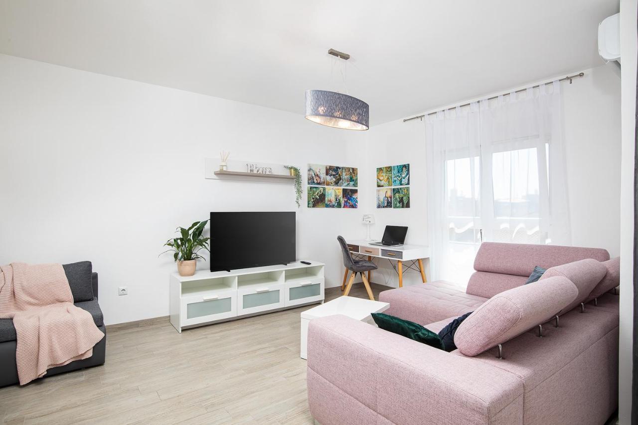Stylish City Stay With Balcony & Free Parking 普拉 外观 照片
