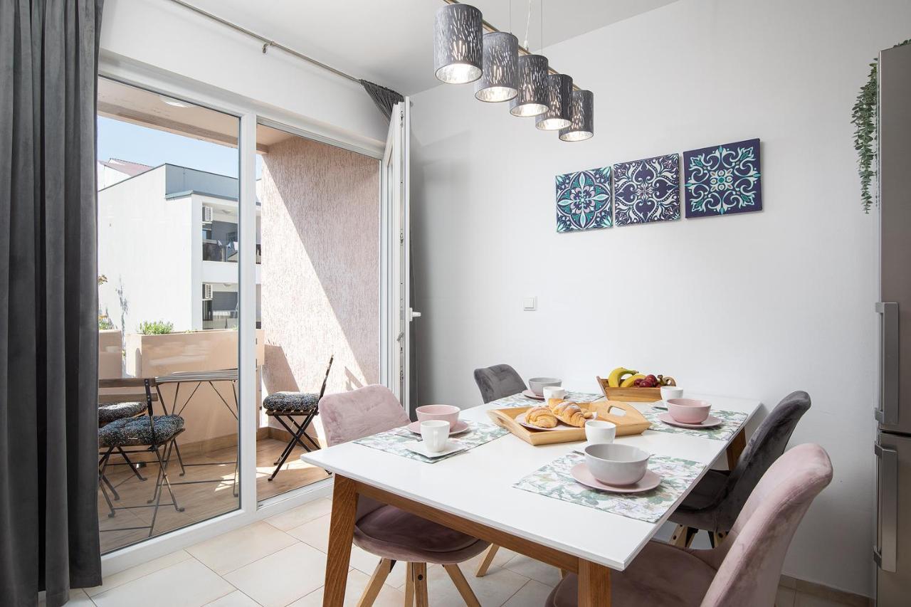 Stylish City Stay With Balcony & Free Parking 普拉 外观 照片