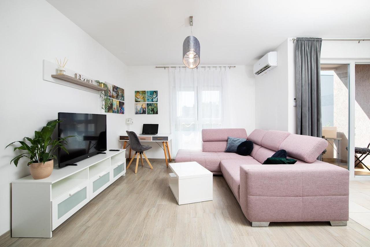 Stylish City Stay With Balcony & Free Parking 普拉 外观 照片