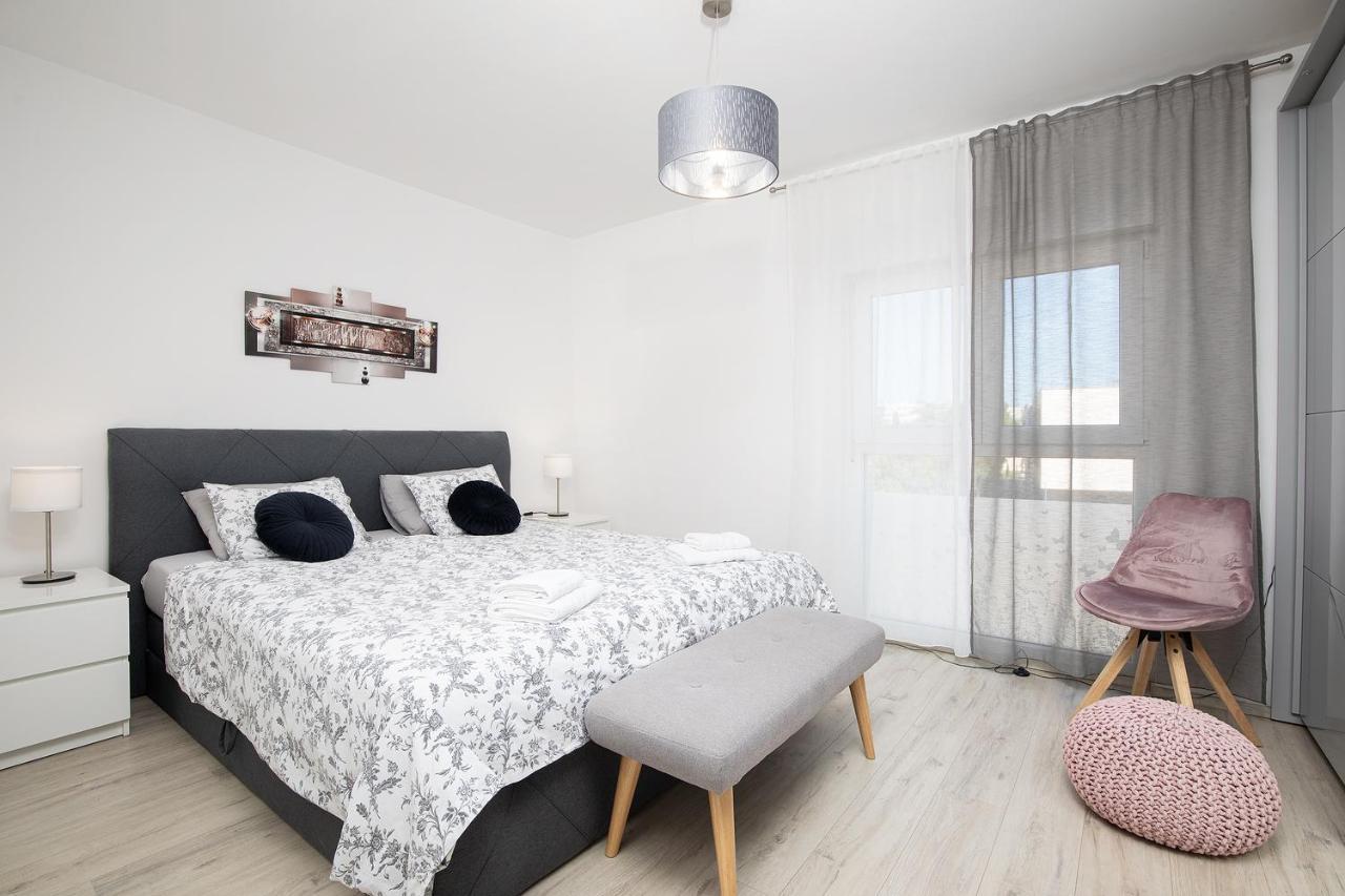 Stylish City Stay With Balcony & Free Parking 普拉 外观 照片