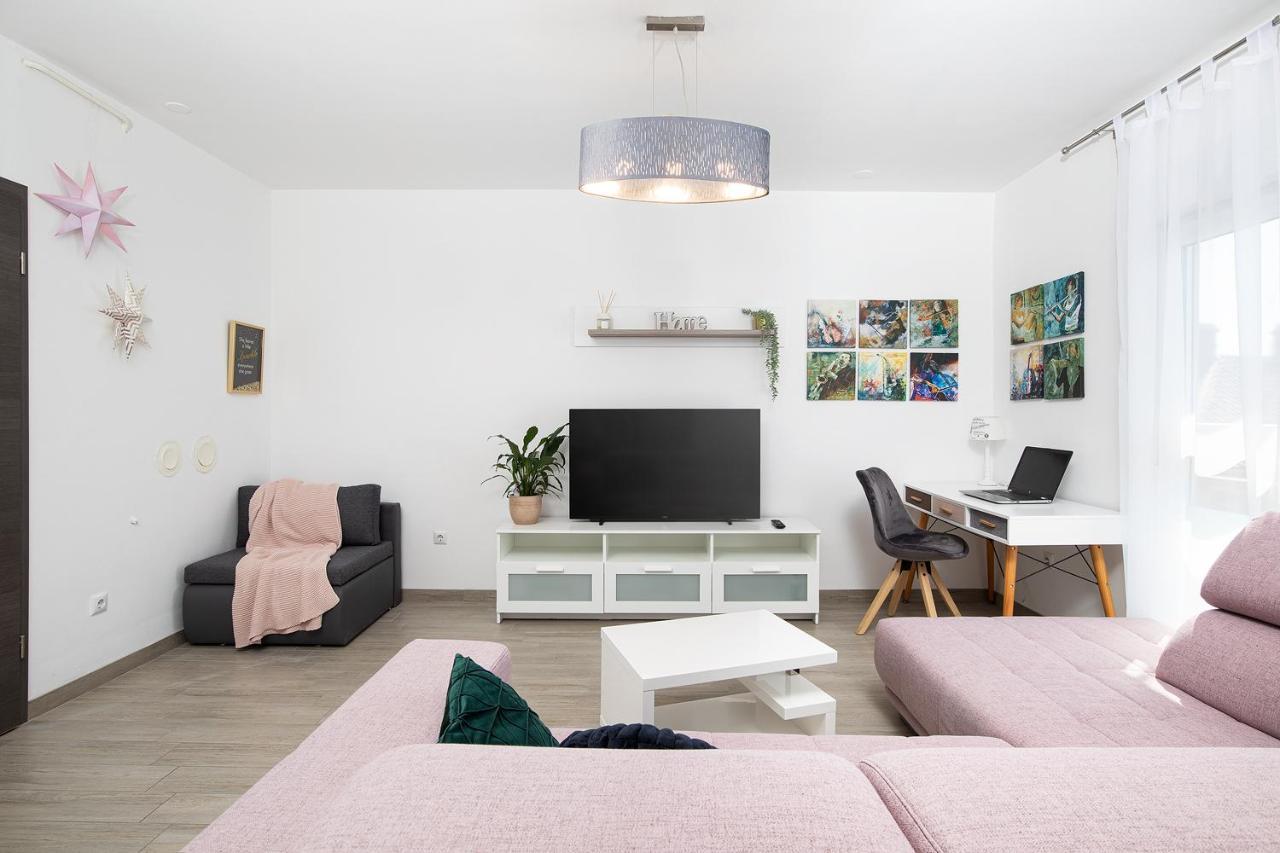 Stylish City Stay With Balcony & Free Parking 普拉 外观 照片