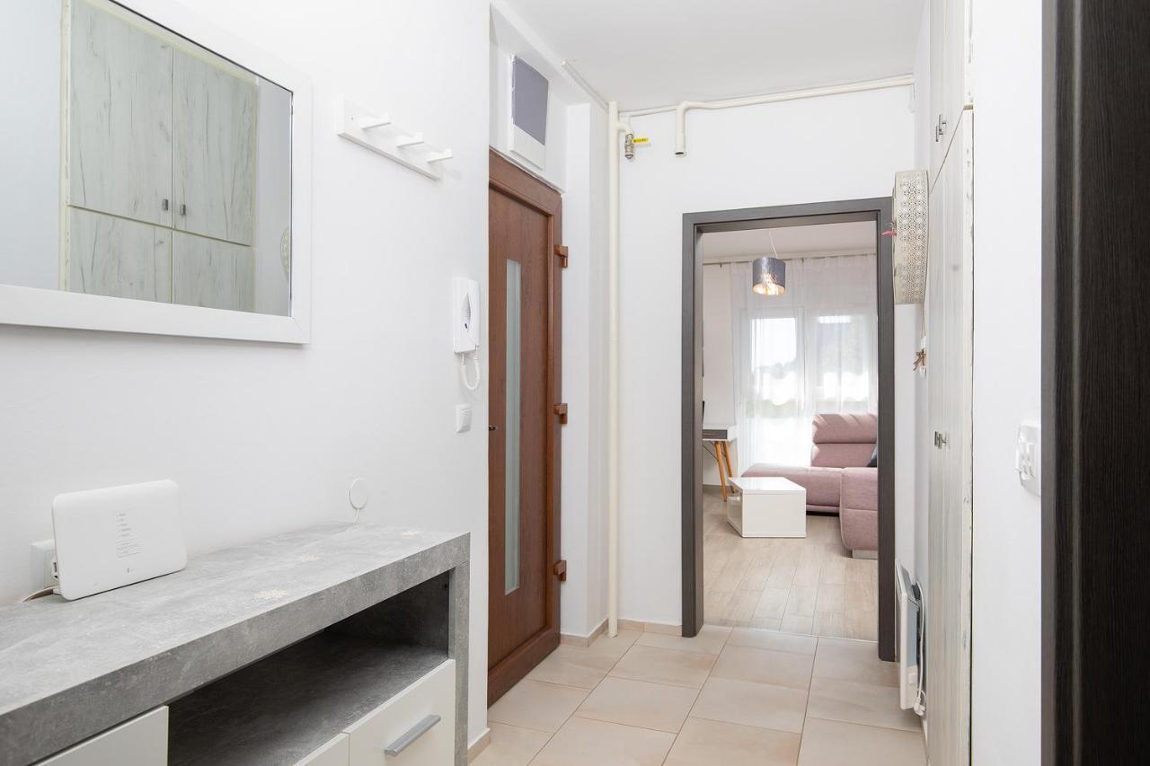 Stylish City Stay With Balcony & Free Parking 普拉 外观 照片