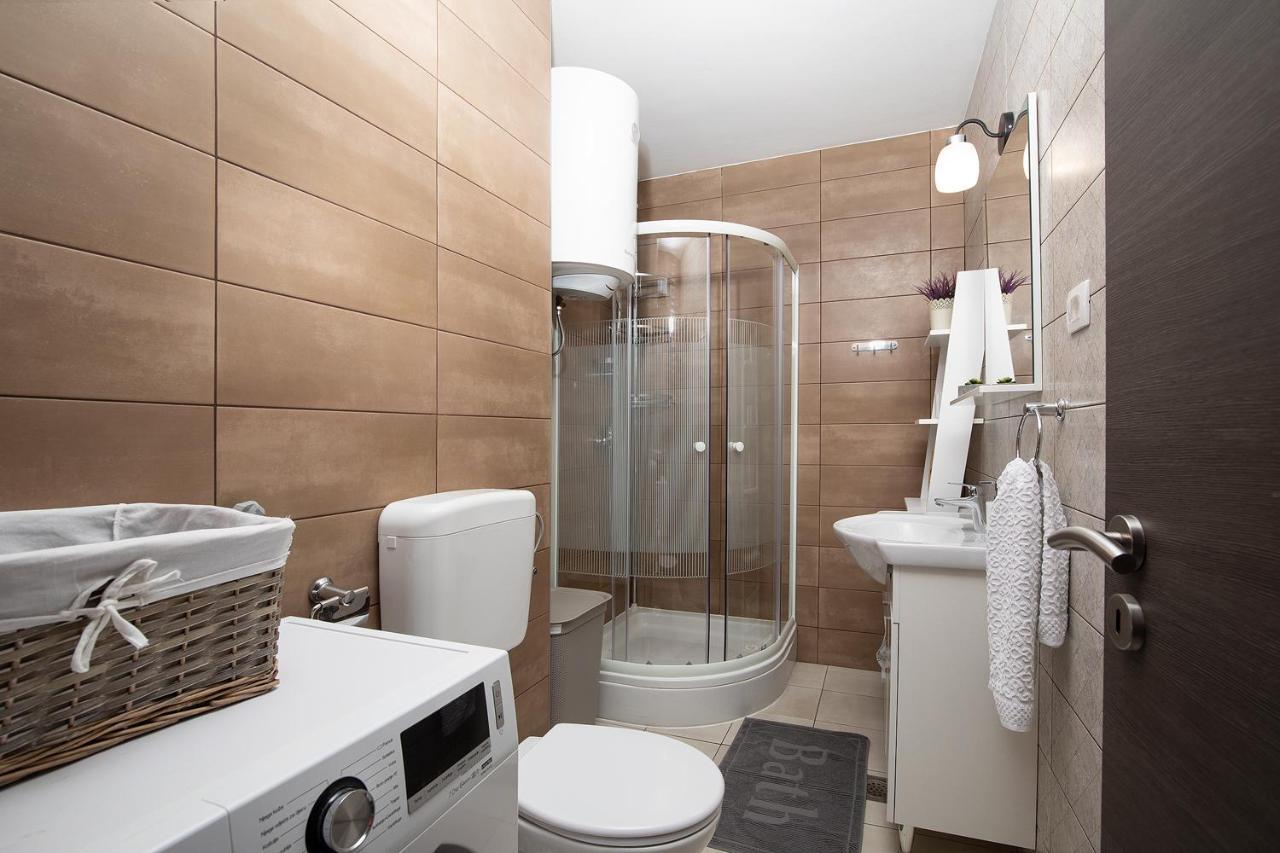 Stylish City Stay With Balcony & Free Parking 普拉 外观 照片