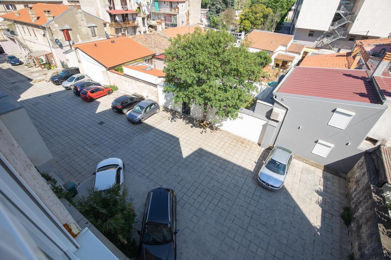 Stylish City Stay With Balcony & Free Parking 普拉 外观 照片